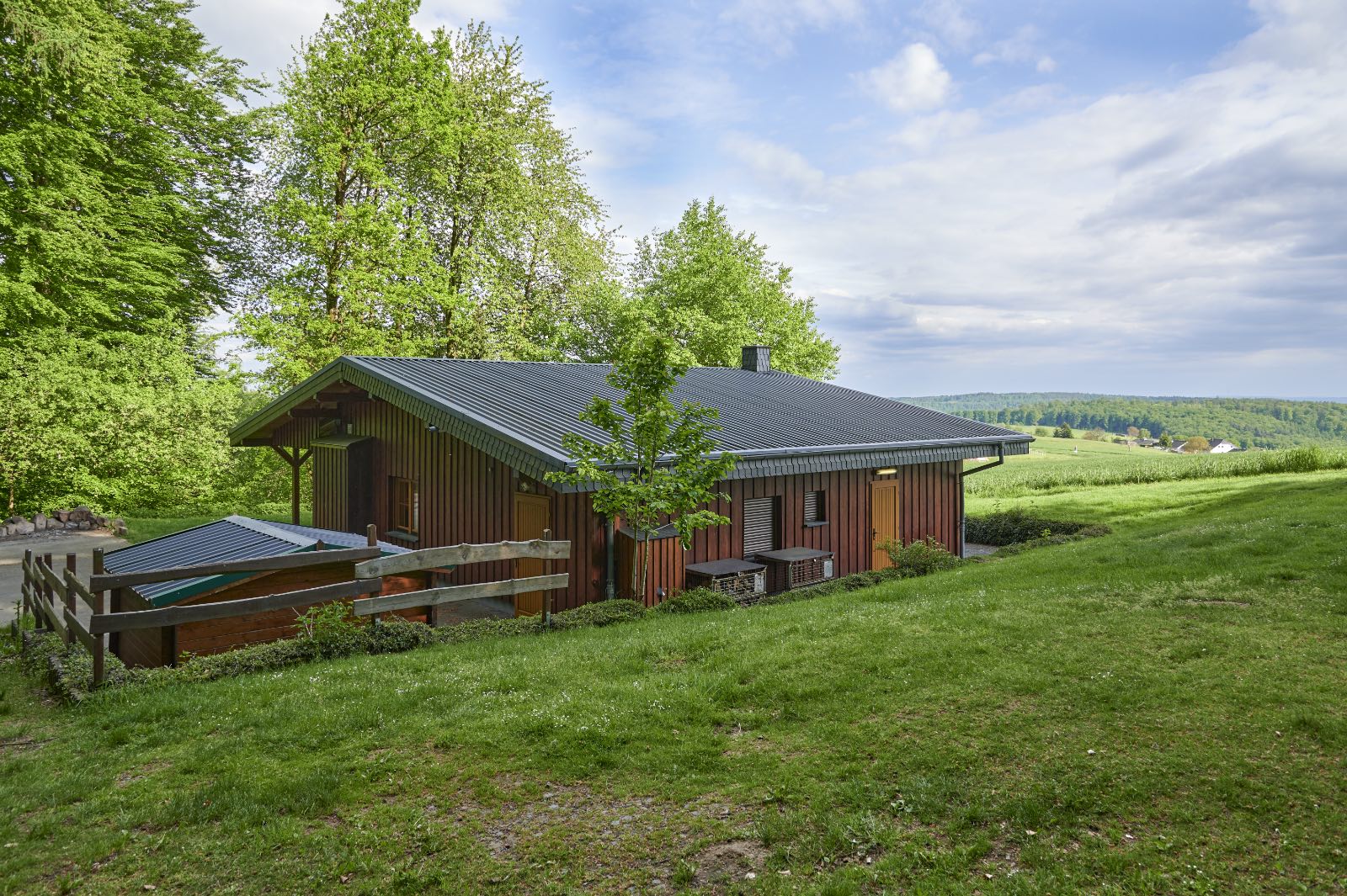 Blick auf Grillhütte mit Vorplatz