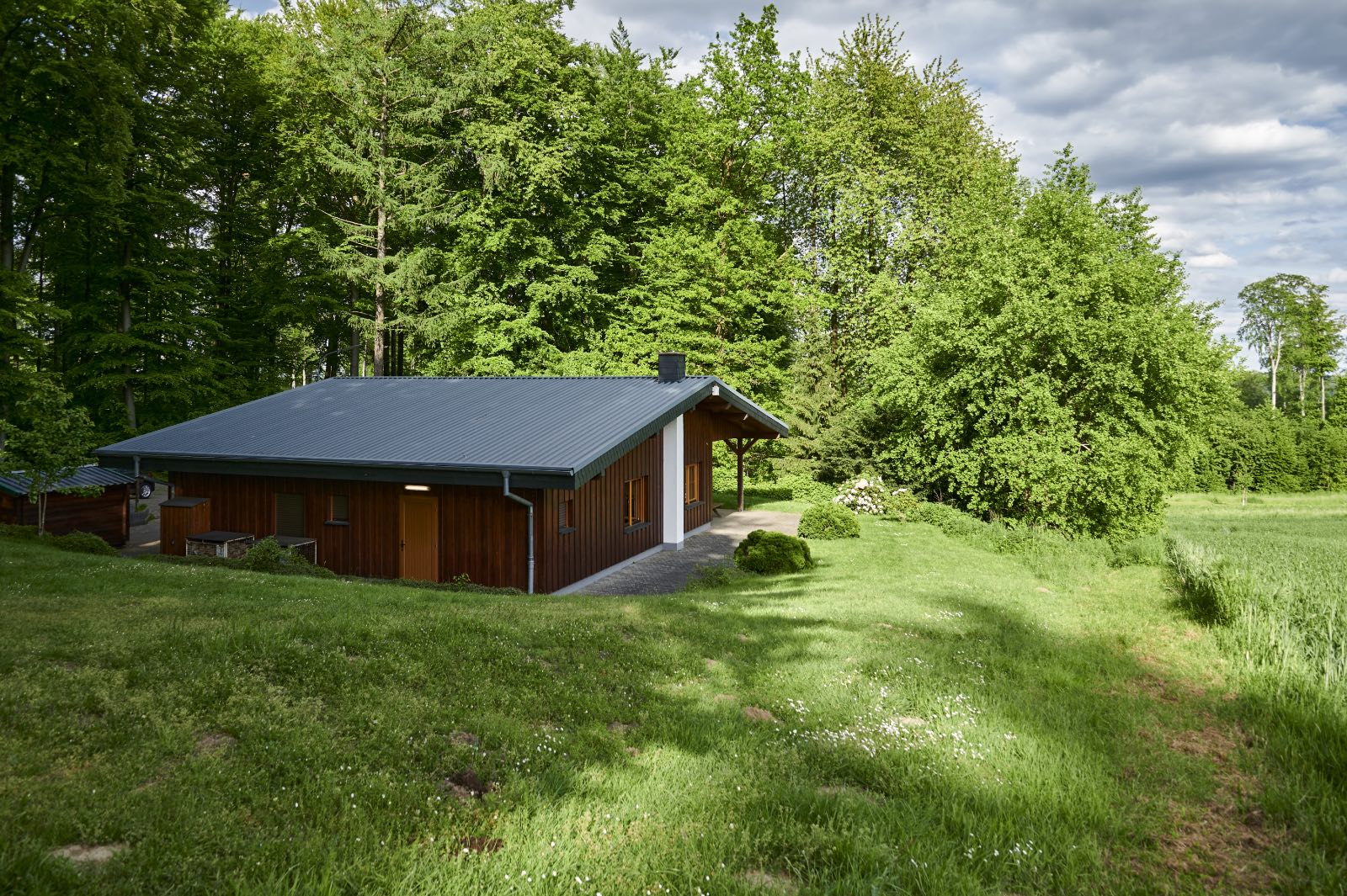 Blick auf Grillhütte vom Dorf her